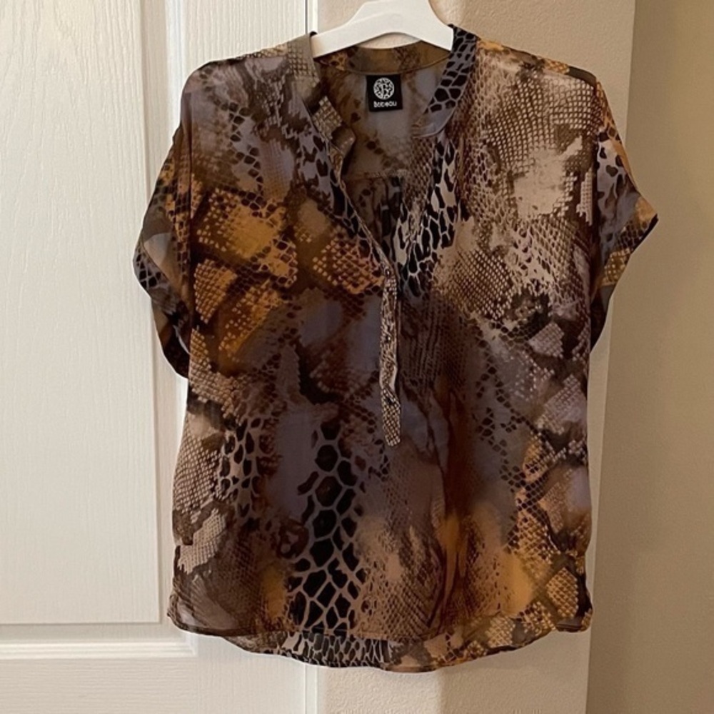 NWOT Bobeau snakeskin print tan, grey, gold, brown